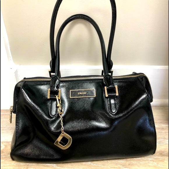 DKNY
SAFFIANO BLACK LEATHER SATCHEL - Picture 2 of 6